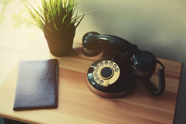 Telefone antigo na mesa — Fotografia de Stock