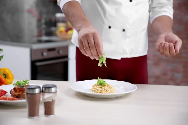 Young handsome chef cook preparing pasta in kitchen — Stock fotografie