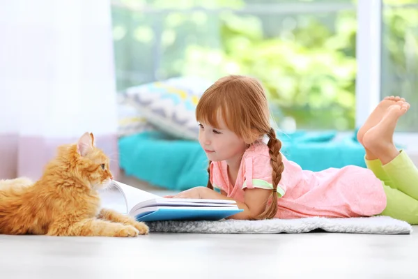 Gato vermelho e linda menina — Fotografia de Stock