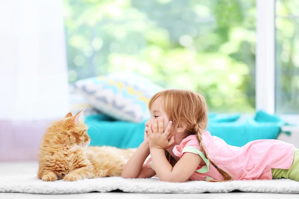 Linda niña y gato rojo — Foto de Stock