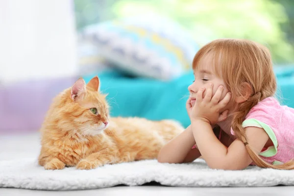 Carino bambina e gatto rosso — Foto Stock