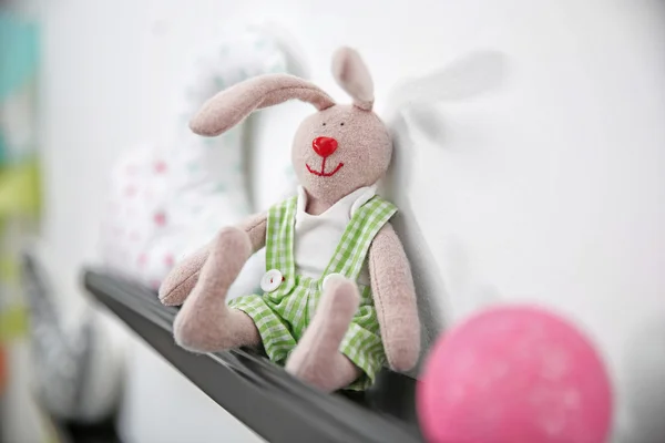 Étagère décorative avec jouet de lapin — Photo