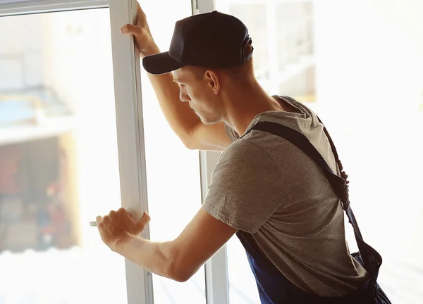 Bauarbeiter montiert Fenster — Stockfoto