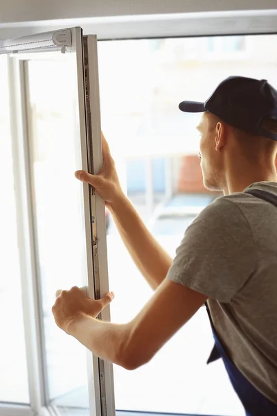 Trabajador de la construcción instalar ventana — Foto de Stock