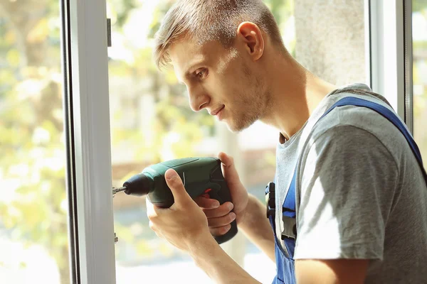 Trabajador de la construcción instalar ventana — Foto de Stock