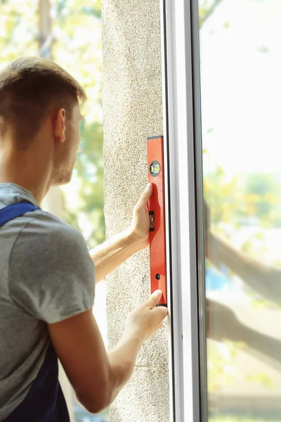 Trabajador de la construcción instalar ventana —  Fotos de Stock