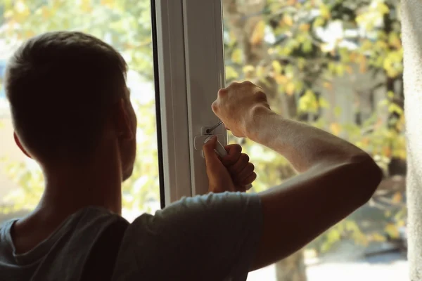 Trabajador de la construcción reparación de manija de ventana — Foto de Stock