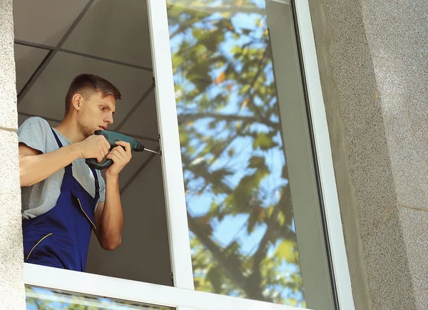 Építőipari munkás telepítése ablak — Stock Fotó