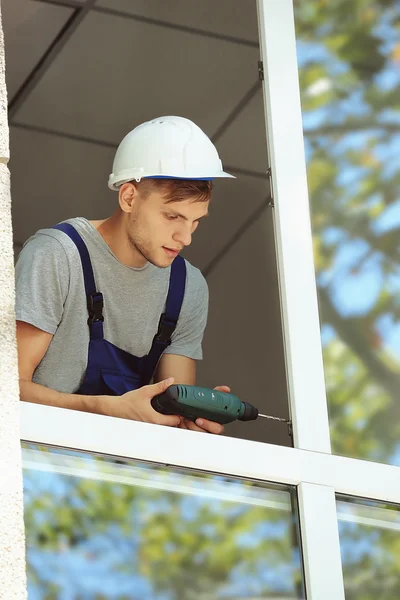 Trabajador de la construcción instalar ventana —  Fotos de Stock