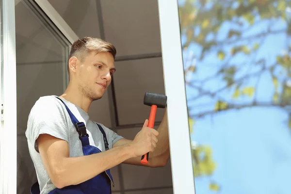 Trabajador de la construcción instalar ventana — Foto de Stock