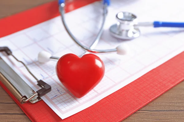 听诊器和红色的心 — 图库照片