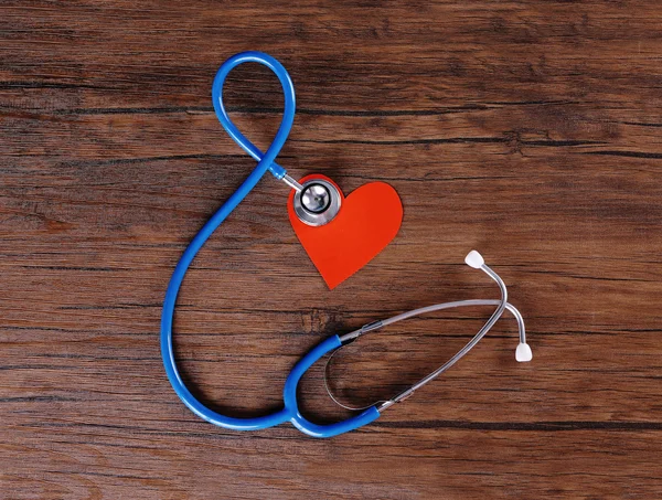 听诊器和红色的心 — 图库照片