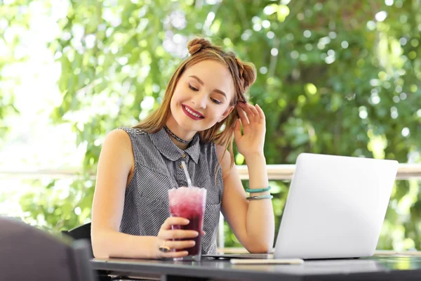 Bella ragazza adolescente — Foto Stock