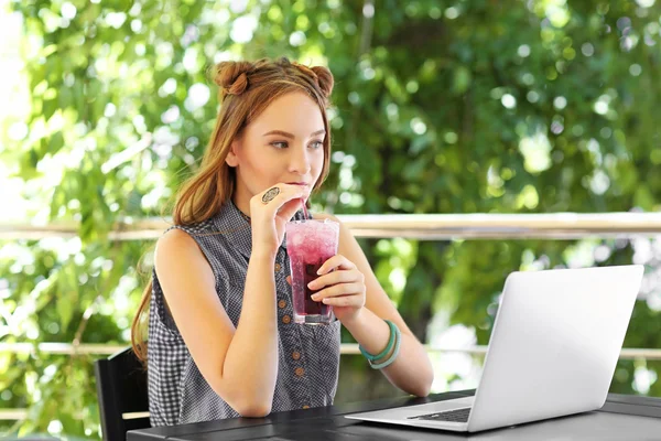 Schöne Teenager-Mädchen — Stockfoto