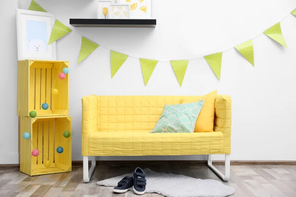 Design de interiores moderno com sofá amarelo — Fotografia de Stock