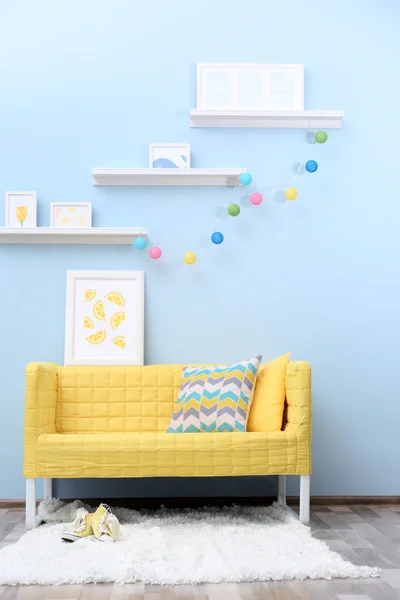 Современный дизайн интерьера гостиной с желтым диваном — стоковое фото