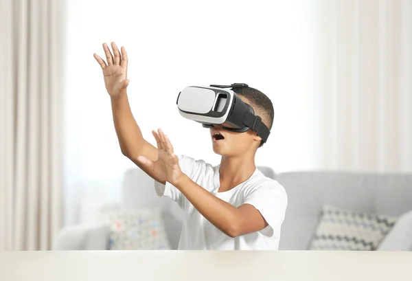 Хлопчик в окулярах віртуальної реальності — стокове фото