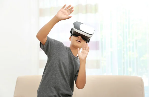 Niño usando gafas de realidad virtual — Foto de Stock