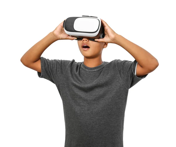 Chłopiec w okularach wirtualnej rzeczywistości — Zdjęcie stockowe