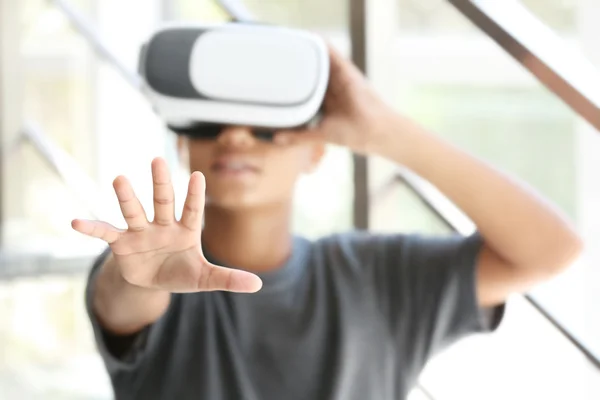 Niño usando gafas de realidad virtual — Foto de Stock
