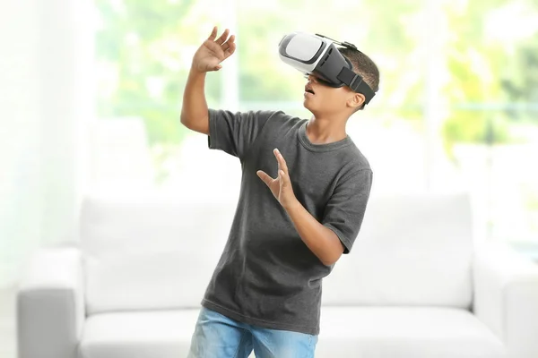 Niño usando gafas de realidad virtual — Foto de Stock