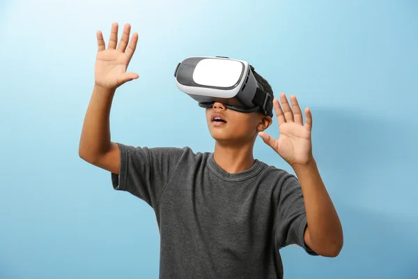 Niño usando gafas de realidad virtual — Foto de Stock