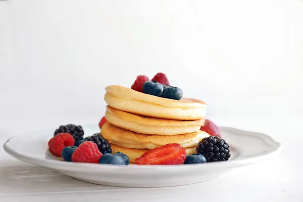Pancake dan buah berry yang lezat — Stok Foto