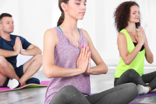 Groep Mensen Die Yoga Beoefenen Mediteren Matten — Stockfoto