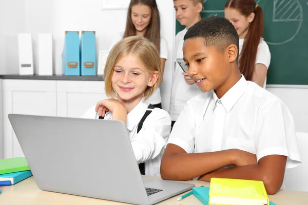 Iskolások Osztályban Laptop — Stock Fotó