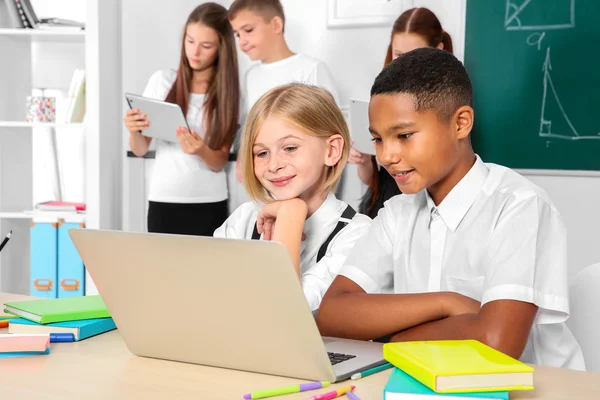 Dzieci Wieku Szkolnym Siedzi Klasie Laptop — Zdjęcie stockowe
