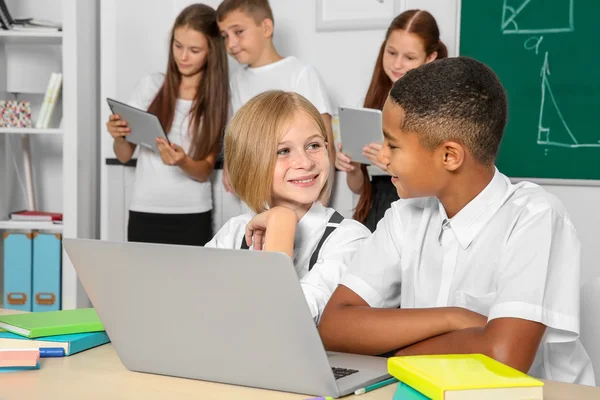 Écoliers Assis Dans Salle Classe Avec Ordinateur Portable — Photo