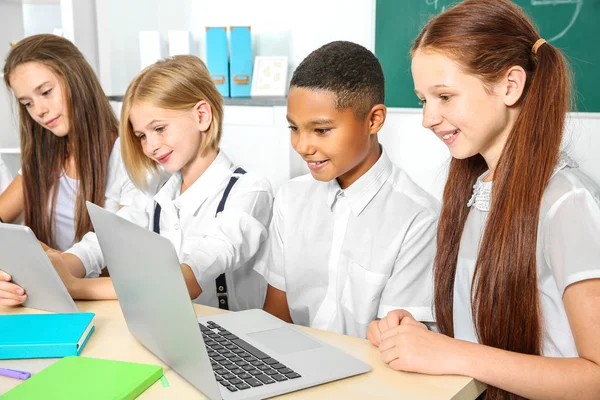 Iskolások Osztályban Laptop Tabletta Számítógép — Stock Fotó