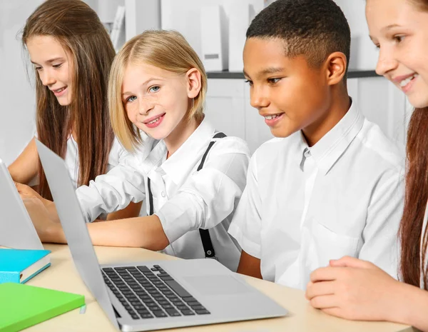Niños Sentados Aula Con Computadoras Portátiles Tabletas — Foto de Stock