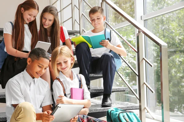 Colegiales Sentados Escaleras Cerca Ventana Escuela — Foto de Stock