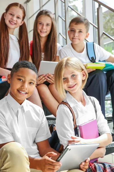 Schoolkinderen Zittend Trap Stappen Buurt Van Venster School — Stockfoto