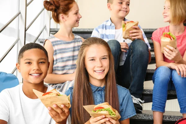 Schoolkinderen Broodjes Eten Zittend Trap Stappen School — Stockfoto