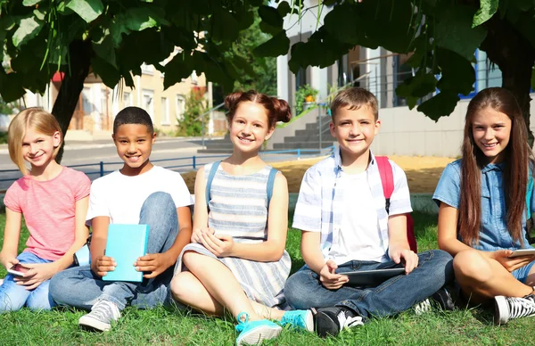 Écoliers Assis Sur Herbe Dans Cour École — Photo