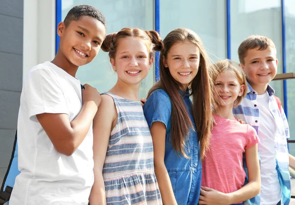 Groupe Élèves Debout Extérieur Près École — Photo