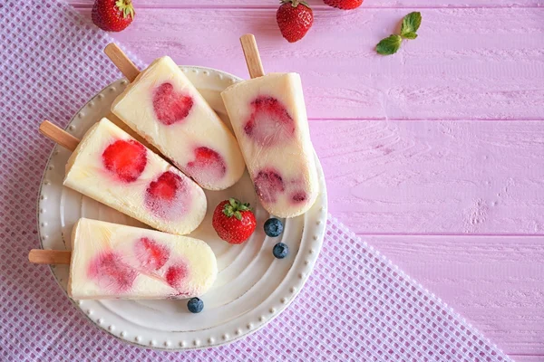 Tasty fruit ice-cream — Stock Photo, Image