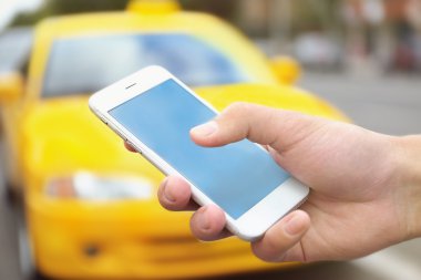 Taksi çağıran cellphone ile el