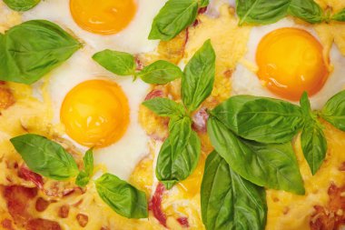 Margarita pizza fesleğen yaprakları ile