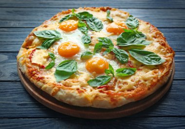 Margarita pizza fesleğen yaprakları ile