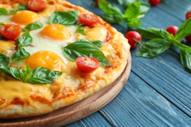 Margarita pizza fesleğen yaprakları ile