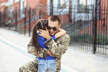 Bizi mutlu birleşmesi ordu asker kızı