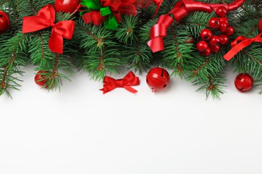 Köknar ağacı dalları ile Noel kompozisyon
