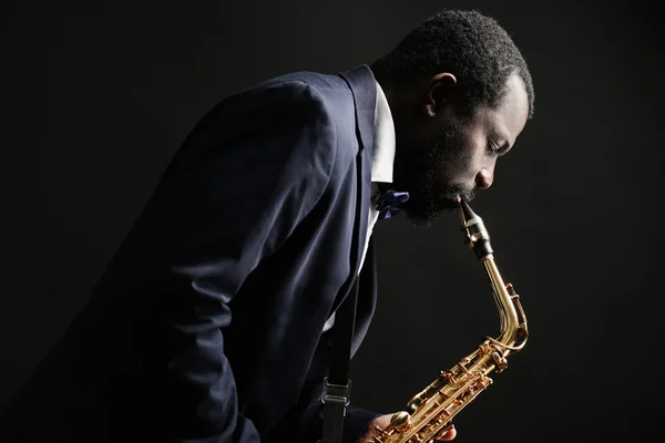 Músico Jazz Afro Americano Tocando Saxofone Fundo Cinza — Fotografia de Stock