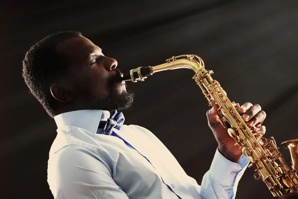 Músico Jazz Afroamericano Tocando Saxofón Sobre Fondo Gris — Foto de Stock