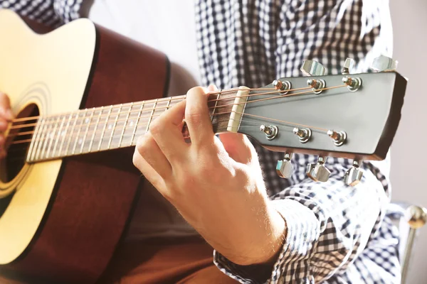 Mann spielt akustische Gitarre — Stockfoto