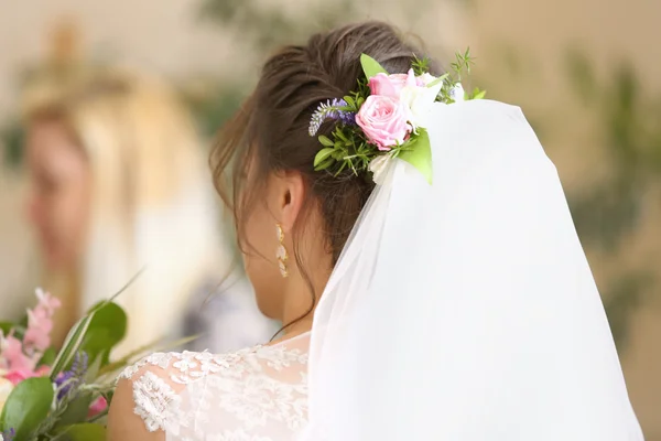 Vackra Brud Med Blommor Och Slöja Huvudet — Stockfoto