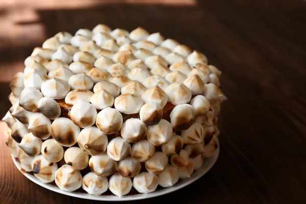 Välsmakande tårta dekorerad med marshmallow på träbord — Stockfoto